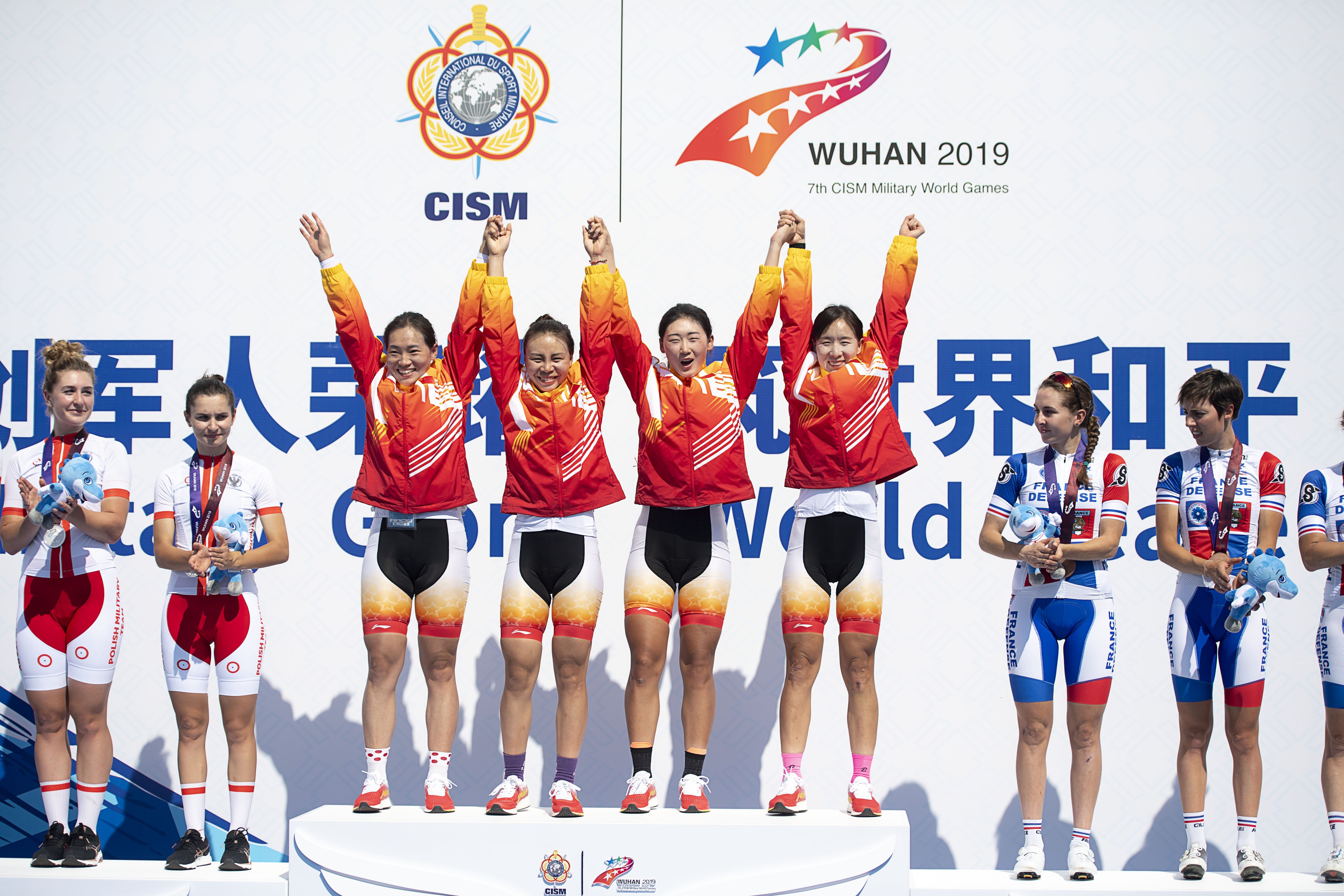 英国女子自行车选手勇夺金牌